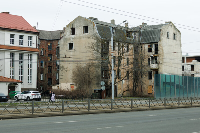 Здания (ул. Боткина, 8, ул. Рижская, 14) признаны аварийными и приговорены к сносу. А рядом всё никак не достроят административное здание (ул. Боткина, 10) | Фото: Александр Мелехов