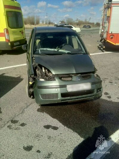 На «Берлинке» столкнулись две легковушки, доставать мужчину из искорёженной машины пришлось спасателям (фото) - Новости Калининграда | Фото: канал управления МЧС России по Калининградской области / MAX