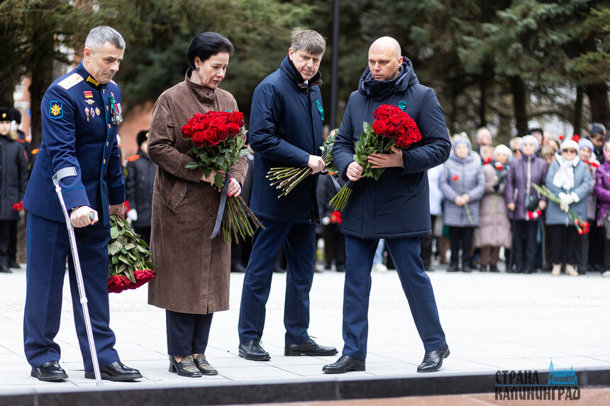 Участники церемонии возложили цветы. | Фото: Александр Подгорчук 