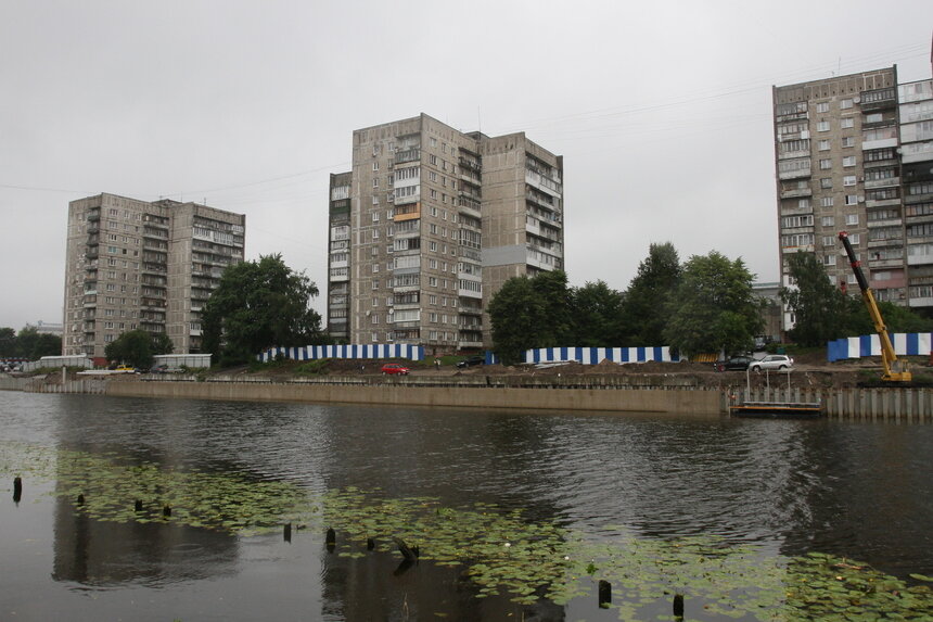 Расселяемый дом № 68 связан балконными перекрытиями с аварийной высоткой под номером 70 | Фото: архив "СК"