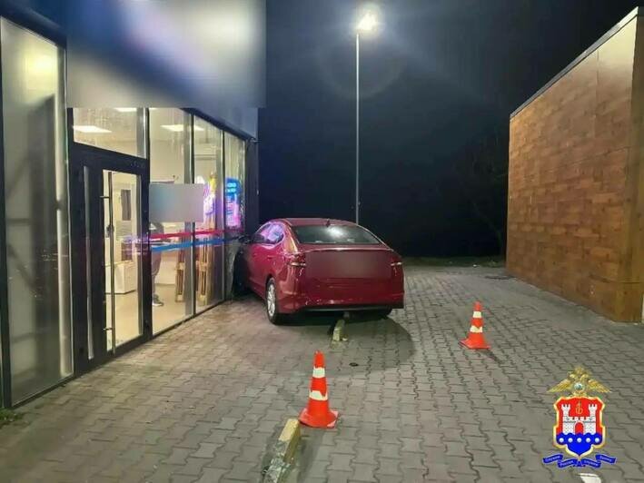 Обматерил и хватал за форму: калининградец, влетевший в стену дома на Панина, устроил скандал гаишникам - Новости Калининграда | Фото: канал УМВД России по Калининградской области / Телеграм