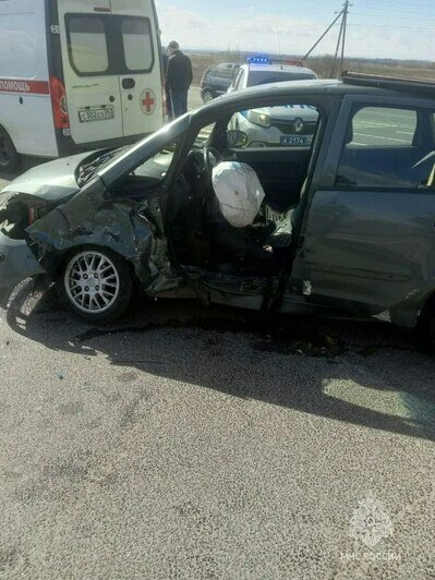 На «Берлинке» столкнулись две легковушки, доставать мужчину из искорёженной машины пришлось спасателям (фото) - Новости Калининграда | Фото: канал управления МЧС России по Калининградской области / MAX