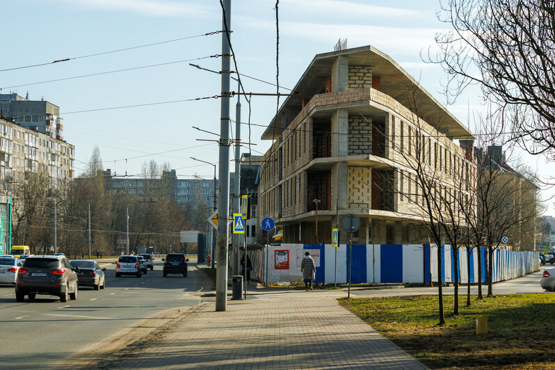 Здания (ул. Боткина, 8, ул. Рижская, 14) признаны аварийными и приговорены к сносу. А рядом всё никак не достроят административное здание (ул. Боткина, 10) | Фото: Александр Мелехов