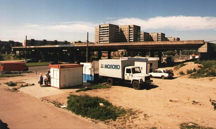 Много лет можно было видеть такую картину: потрёпанный временем немецкий дом, в который упирается замороженный мост | Фото: Валерий Маначин