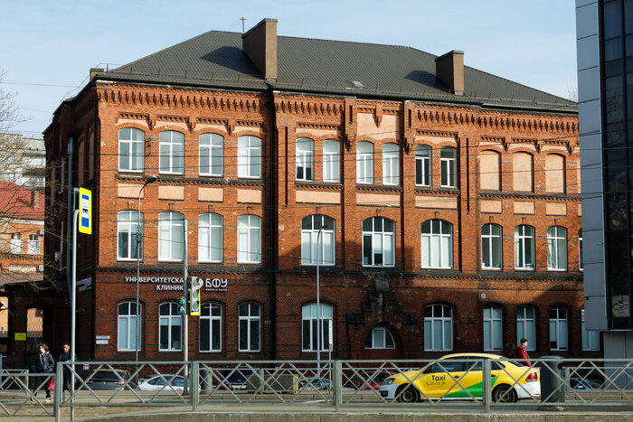 Из наследия Кёнигсберга нельзя также не упомянуть краснокирпичный бывший западный корпус народной школы, где теперь клинико-диагностический центр  | Фото: Александр Мелехов