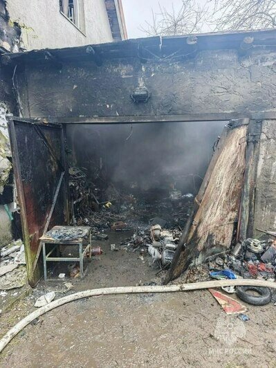 В Зеленоградском районе вспыхнул пристроенный к дому гараж - Новости Калининграда | Фото: МЧС региона
