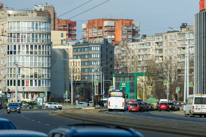 Наряду с наследием советского модернизма 70-х – 80-х здесь хватает уже современной и весьма разной архитектуры | Фото: Александр Мелехов