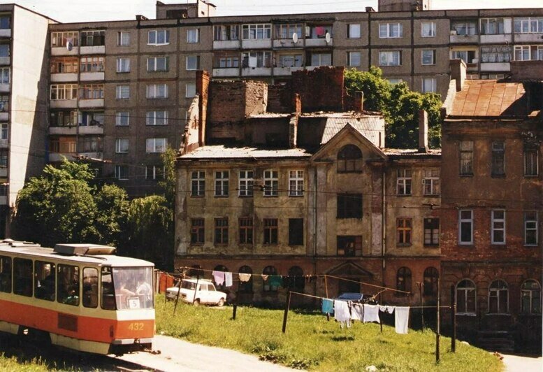 Много лет можно было видеть такую картину: потрёпанный временем немецкий дом, в который упирается замороженный мост | Фото: Валерий Маначин