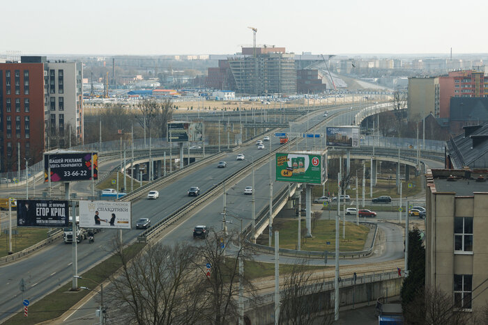 Строительство второй эстакады началось в 1985 году и сразу застопорилось, работы возобновили лишь в 2005 году, а движение по ней открыли в 2011-м | Фото: Александр Мелехов