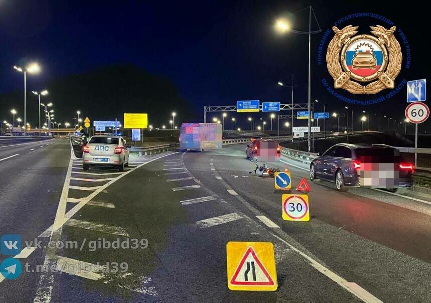 На Приморском кольце водитель электровелосипеда неудачно перестроился и врезался в грузовик - Новости Калининграда | Фото: канал Госавтоинспекции Калининградской области / Телеграм