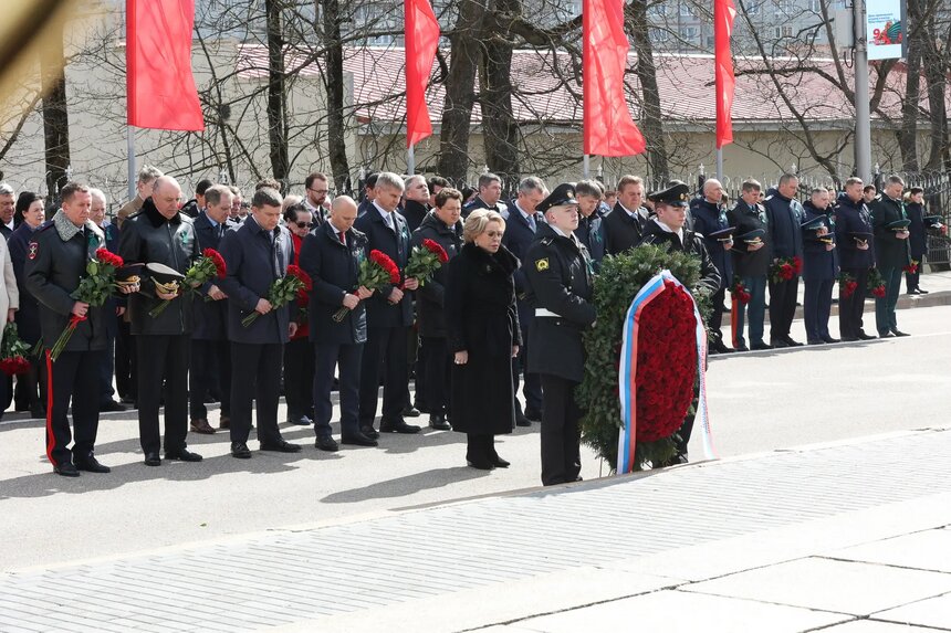 Первым пунктом визита Валентины Матвиенко в Калининград стало возложение на мемориале 1200 гвардейцам | Фото: правительство Калининградской области