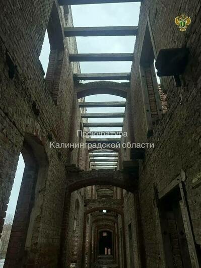 После падения школьника в заброшенной казарме Черняховска прокуратура начала проверку - Новости Калининграда | Фото: канал прокуратуры Калининградской области / Телеграм