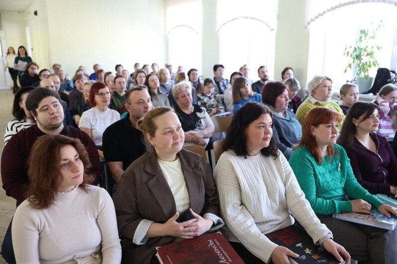 Кропоткин подарил калининградским педагогам свои книги и обсудил воспитание детей - Новости Калининграда | Фото: пресс-служба регионального парламента