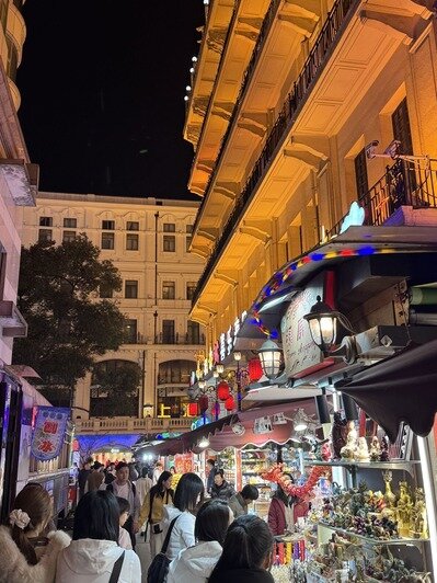  В самых популярных местах для экскурсий и отдыха плотные потоки даже в обычный период, причём 80% туристов – из китайских городов | Фото: Евгения Иванкова