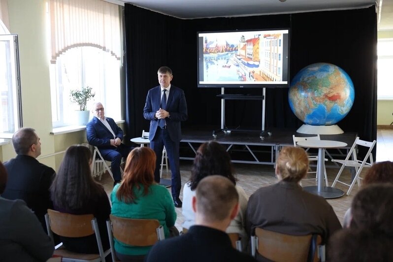 Кропоткин подарил калининградским педагогам свои книги и обсудил воспитание детей - Новости Калининграда | Фото: пресс-служба регионального парламента