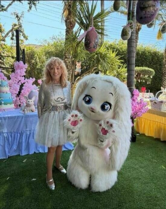 Голубоглазый заяц и яйца на пальмах: Пугачёва показала, как празднует Пасху - Новости Калининграда | Фото: соцсети Аллы Пугачёвой