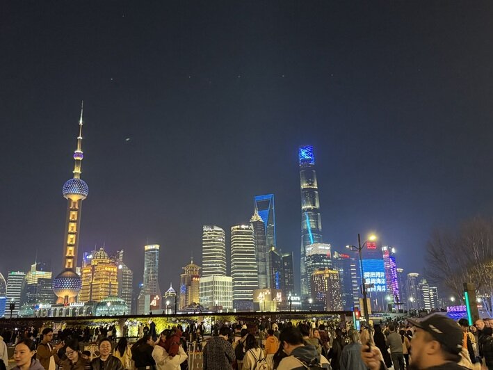 Набережная Вайтань в Шанхае - одно из самых знаменитых и живописных мест города.