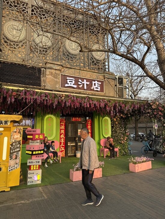 Маленькие китайские кафе и магазины украшены владельцами. | Фото: Евгения Иванкова