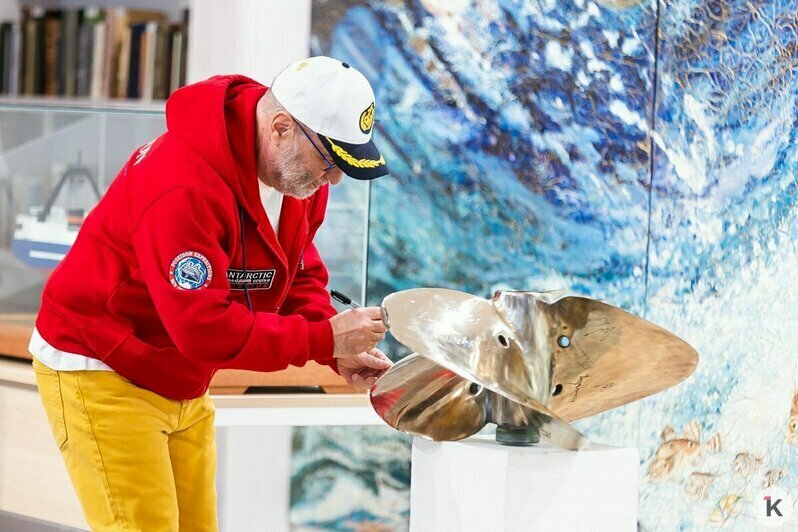 Евгений Гришковец побывал на открытии доски легендарным кораблям на набережной Музея Мирового океана в Калининграде (фото) - Новости Калининграда | Фото: Александр Подгорчук / «Клопс»