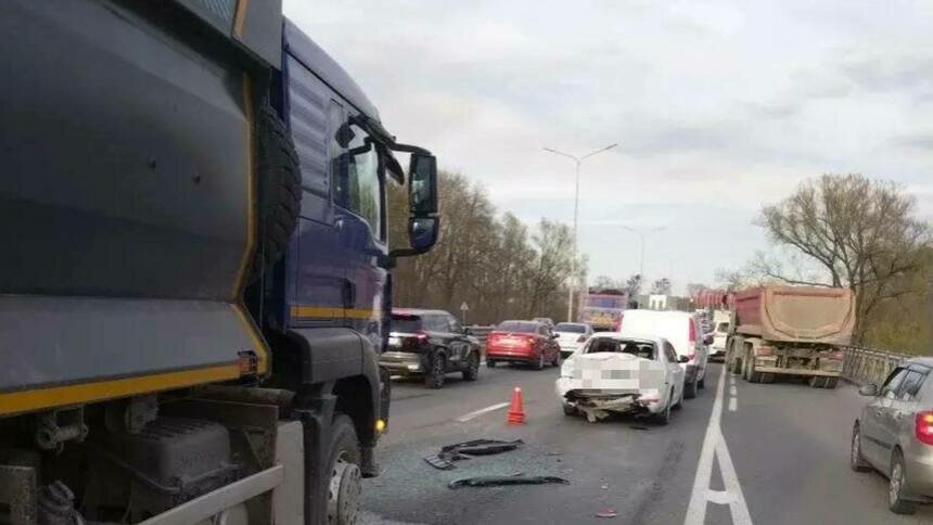 На выезде из Калининграда самосвал превратил Škoda в гармошку - Новости Калининграда | Фото: Госавтоинспекция Калининградской области