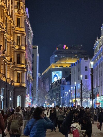  В самых популярных местах для экскурсий и отдыха плотные потоки даже в обычный период, причём 80% туристов – из китайских городов | Фото: Евгения Иванкова