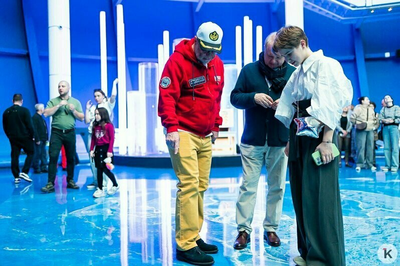 Евгений Гришковец побывал на открытии доски легендарным кораблям на набережной Музея Мирового океана в Калининграде (фото) - Новости Калининграда | Фото: Александр Подгорчук / «Клопс»