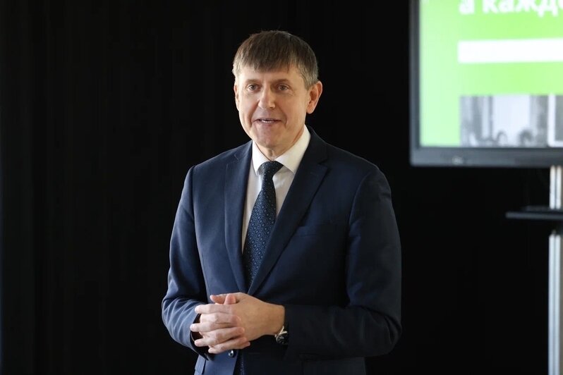 Кропоткин подарил калининградским педагогам свои книги и обсудил воспитание детей - Новости Калининграда | Фото: пресс-служба регионального парламента