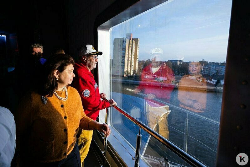 Евгений Гришковец побывал на открытии доски легендарным кораблям на набережной Музея Мирового океана в Калининграде (фото) - Новости Калининграда | Фото: Александр Подгорчук / «Клопс»