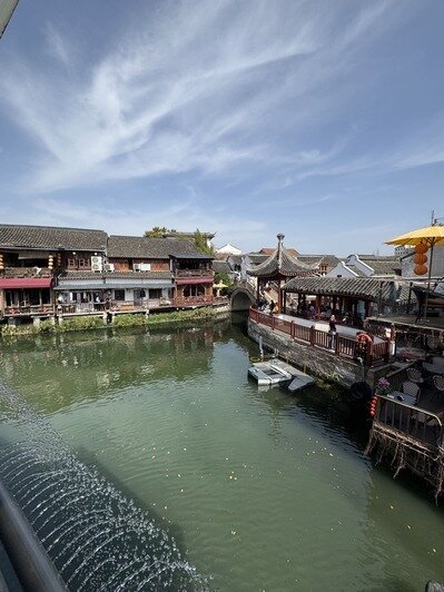 Шанхайская Венеция напоминает знаменитые водные каналы в Европе благодаря системе протоков и мостов.