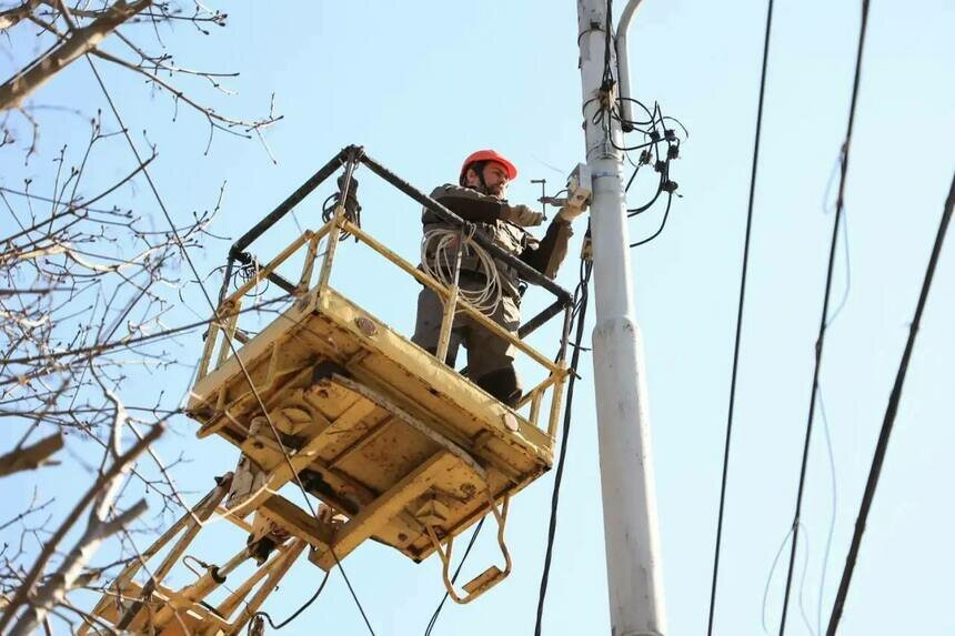 Когда нужные точки находятся высоко или в труднодоступном месте, на помощь приходит автовышка  | Фото: соцсети Елены Дятловой