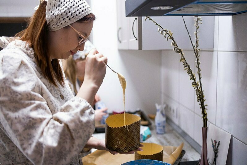 60 яиц, 80 куличей: в трапезной калининградского храма показали, как готовятся к Пасхе (фоторепортаж)  - Новости Калининграда | Фото: Александр Подгорчук / «Клопс»