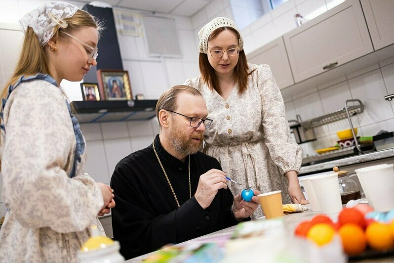 60 яиц, 80 куличей: в трапезной калининградского храма показали, как готовятся к Пасхе (фоторепортаж)  - Новости Калининграда | Фото: Александр Подгорчук / «Клопс»