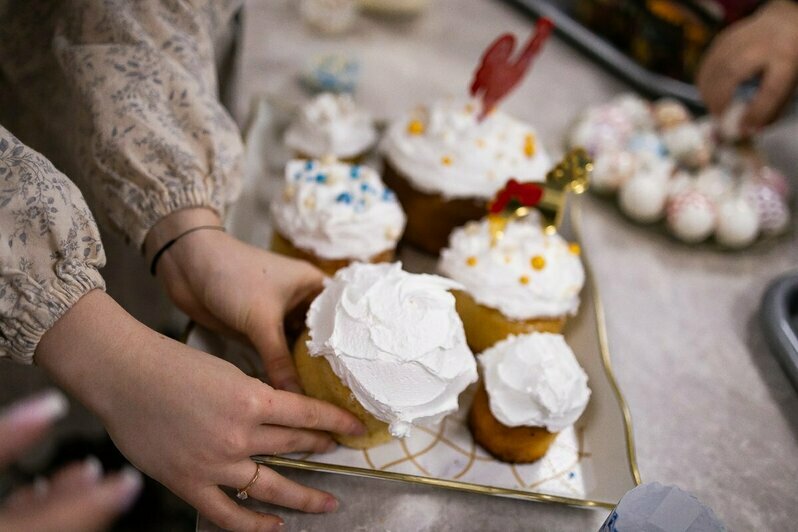 60 яиц, 80 куличей: в трапезной калининградского храма показали, как готовятся к Пасхе (фоторепортаж)  - Новости Калининграда | Фото: Александр Подгорчук / «Клопс»
