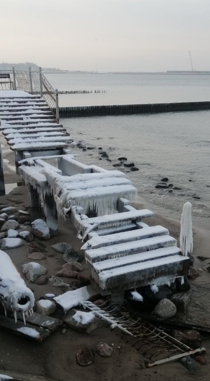 Пионерский. Так выглядели лестницы к морю после зимних штормов | Фото: Оксана Сазонова