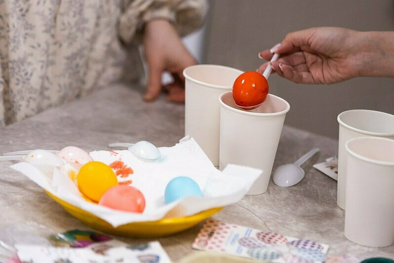 60 яиц, 80 куличей: в трапезной калининградского храма показали, как готовятся к Пасхе (фоторепортаж)  - Новости Калининграда | Фото: Александр Подгорчук / «Клопс»