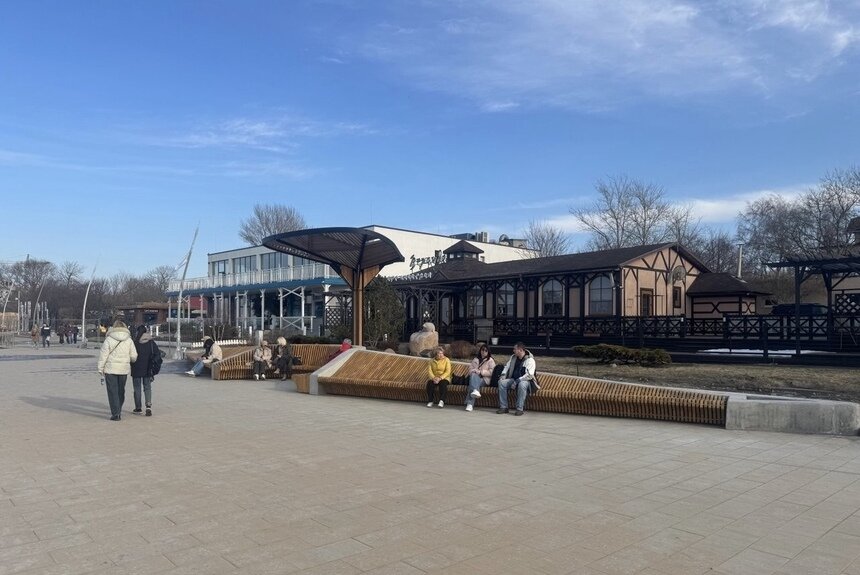 Зеленоградск. Обустройство променада завершают, уже поставили новые длинные лавочки  | Фото: соцсети администрации Зеленоградска