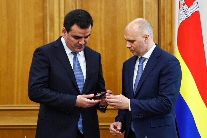 Покоилась в земле 80 лет: Беспрозванных передал землякам героя утерянную в мае 1945 года медаль - Новости Калининграда | Фото: Александр Подгорчук / «Клопс»