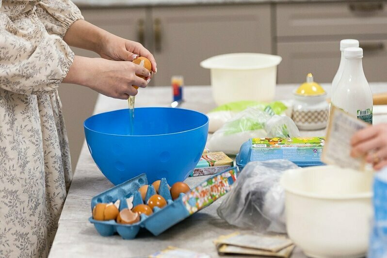 60 яиц, 80 куличей: в трапезной калининградского храма показали, как готовятся к Пасхе (фоторепортаж)  - Новости Калининграда | Фото: Александр Подгорчук / «Клопс»