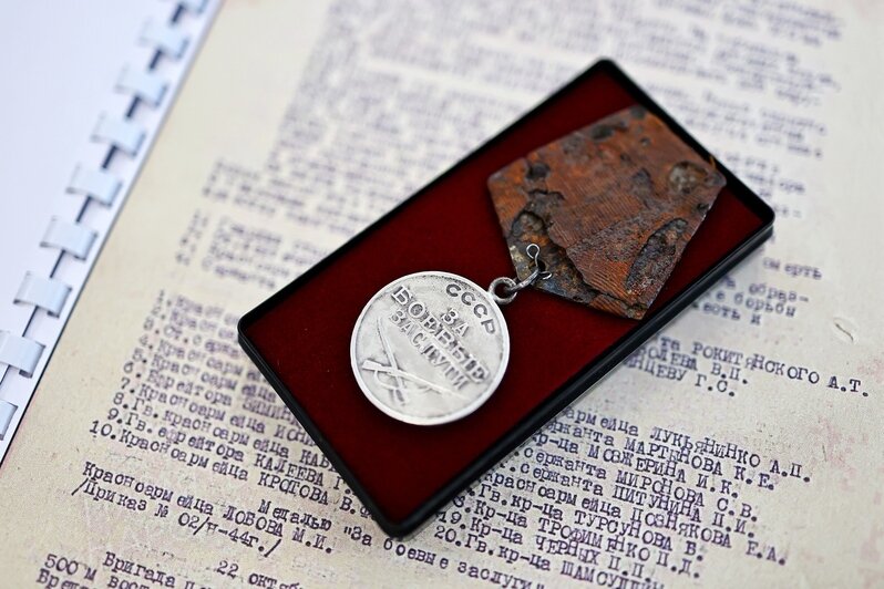 Покоилась в земле 80 лет: Беспрозванных передал землякам героя утерянную в мае 1945 года медаль - Новости Калининграда | Фото: Александр Подгорчук / «Клопс»