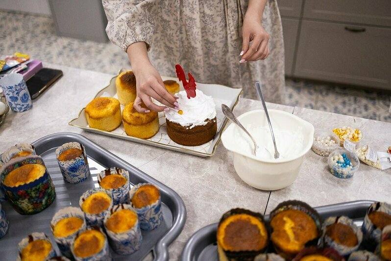 60 яиц, 80 куличей: в трапезной калининградского храма показали, как готовятся к Пасхе (фоторепортаж)  - Новости Калининграда | Фото: Александр Подгорчук / «Клопс»