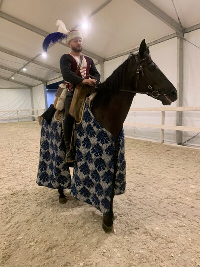 «Ты держишь в руках частичку истории, ты её создатель»: рыцарь замка Нойхаузен — о ремёслах, конных боях и кузнице в гараже - Новости Калининграда | Фото: Максим Исаков