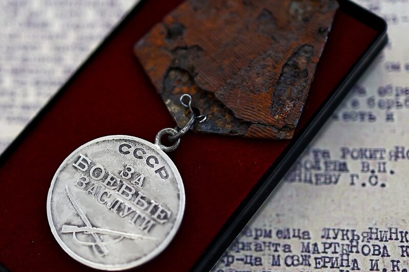 Покоилась в земле 80 лет: Беспрозванных передал землякам героя утерянную в мае 1945 года медаль - Новости Калининграда | Фото: Александр Подгорчук / «Клопс»