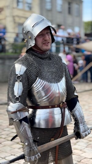 «Ты держишь в руках частичку истории, ты её создатель»: рыцарь замка Нойхаузен — о ремёслах, конных боях и кузнице в гараже - Новости Калининграда | Фото: сообщество «Black Squad - Альтштадт» // «ВКонтакте»