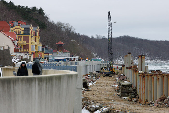Светлогорск. На старой части променада этой зимой никто не работал, наверстать всё должны к концу апреля | Фото: Александр Мелехов