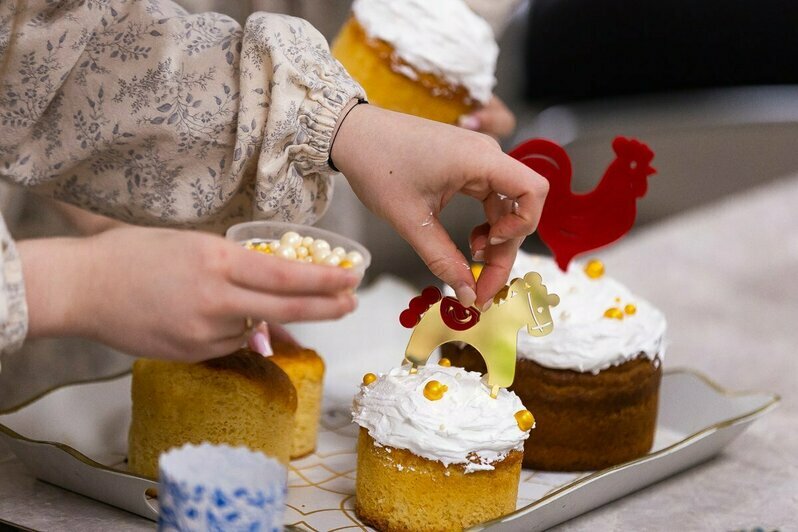 60 яиц, 80 куличей: в трапезной калининградского храма показали, как готовятся к Пасхе (фоторепортаж)  - Новости Калининграда | Фото: Александр Подгорчук / «Клопс»