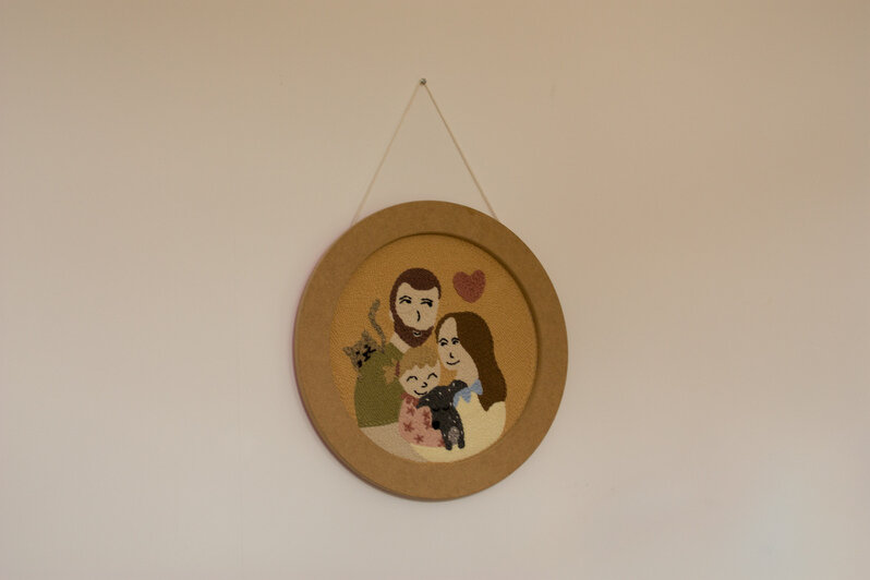 По мнению Марии, вязаные или вышитые вещи добавляют жизни в интерьер. Семейный портрет - подарок подруги. | Фото: Маргарита Юркова