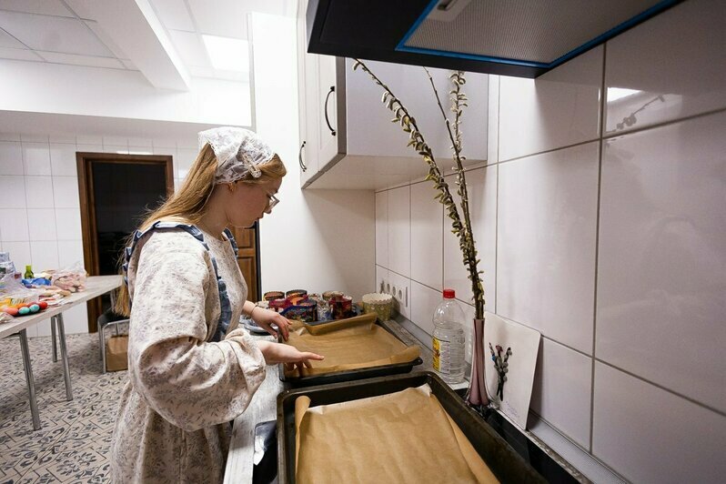 60 яиц, 80 куличей: в трапезной калининградского храма показали, как готовятся к Пасхе (фоторепортаж)  - Новости Калининграда | Фото: Александр Подгорчук / «Клопс»