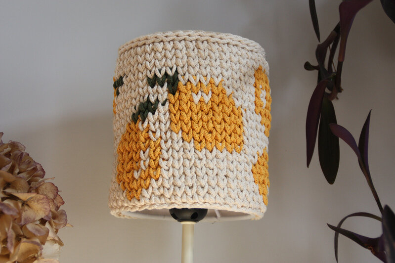 По мнению Марии, вязаные или вышитые вещи добавляют жизни в интерьер. Семейный портрет - подарок подруги. | Фото: Маргарита Юркова