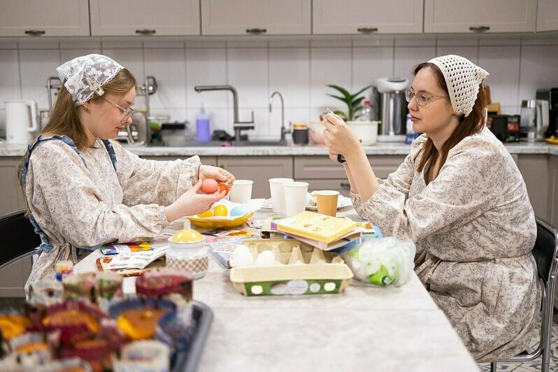 60 яиц, 80 куличей: в трапезной калининградского храма показали, как готовятся к Пасхе (фоторепортаж)  - Новости Калининграда | Фото: Александр Подгорчук / «Клопс»