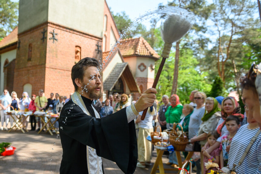 Одна из традиций Светлого праздника - освящение пасхальной снеди | Фото: Александр Мелехов